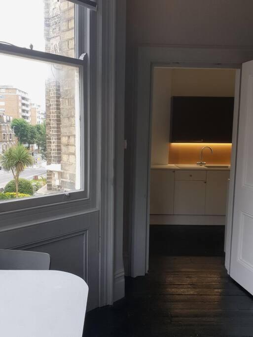 Elegant Studio In Central Hove - 5 Min Walk To Beach - 10 Min To 브라이턴 외부 사진